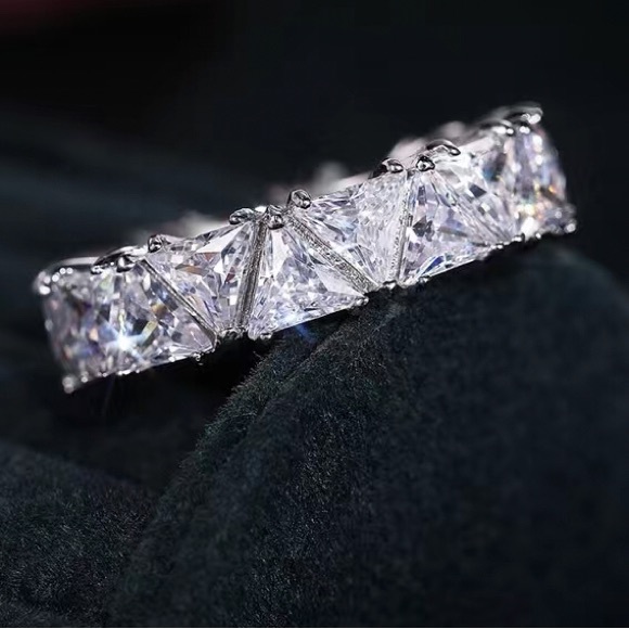 Gorgeous Women’s Eternity Band Triangle Cut Zircon 925 Plated Ring Size 8 NWT - Picture 2 of 3
